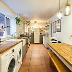 Emerald House Проживание в семье